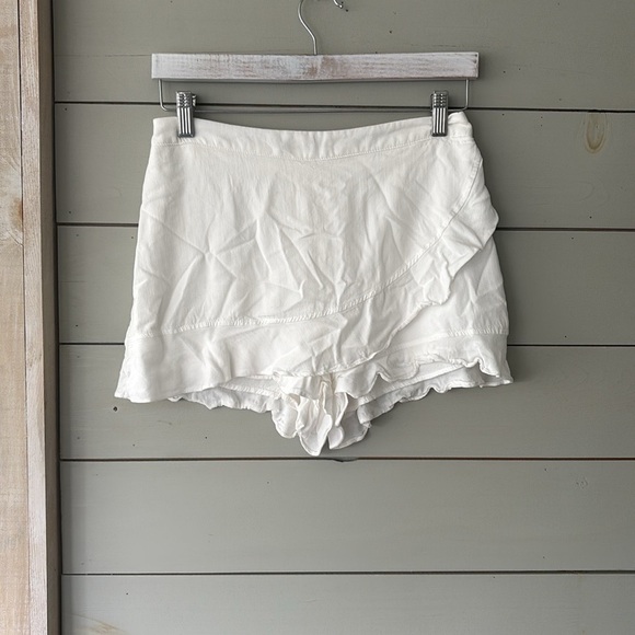 Altar’d State Ruffle Hem Shorts – Size M - Picture 3 of 7